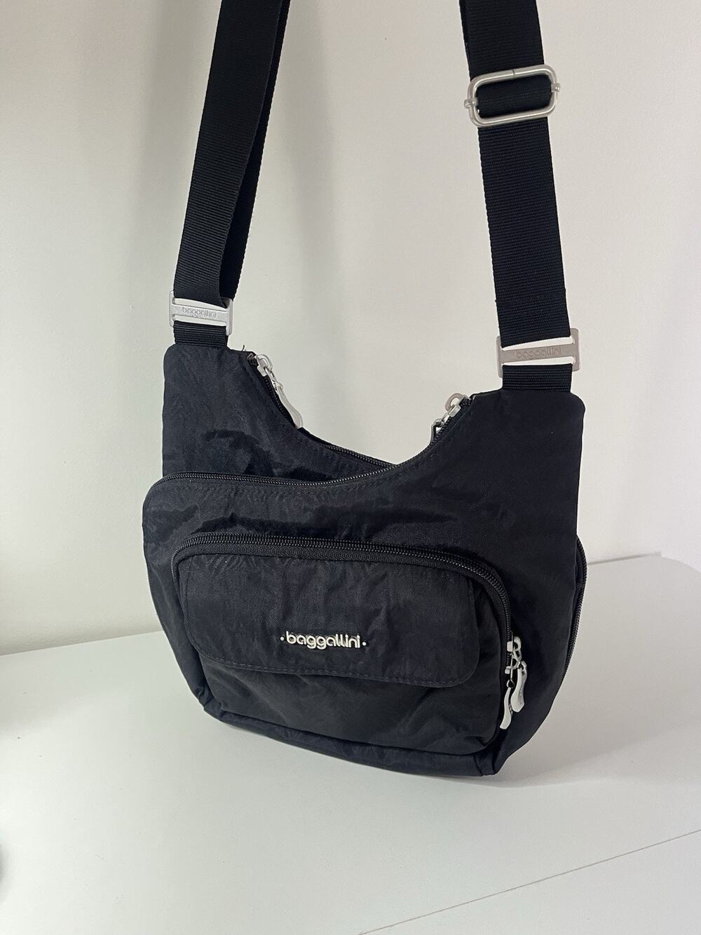 Baggallini Criss Cross Crossbody Bag Black W Sand Lining Travel Purse Never Used